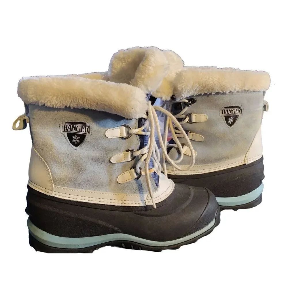 RANGER suede leather snow boots in powder blue suede.
Women's size 3. Slight Dis